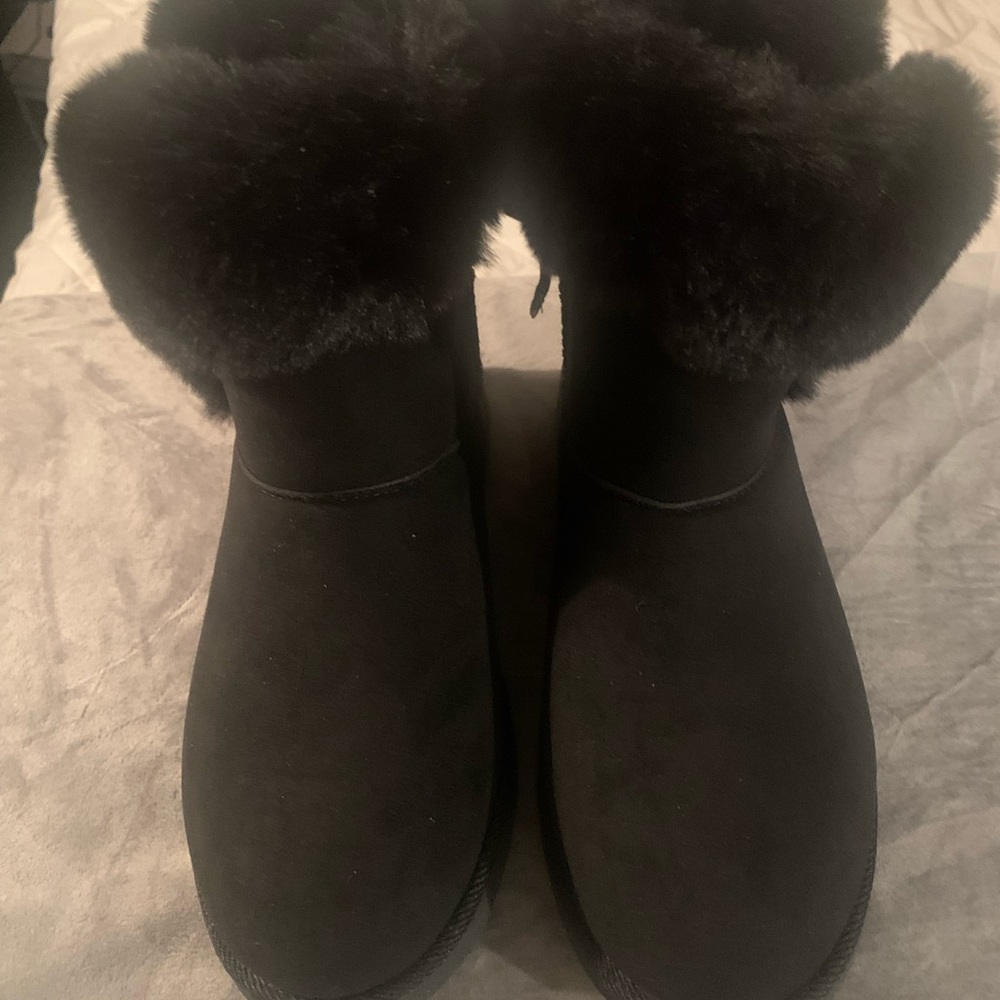 JUICY COUTURE BLACK FUR BOOTS.